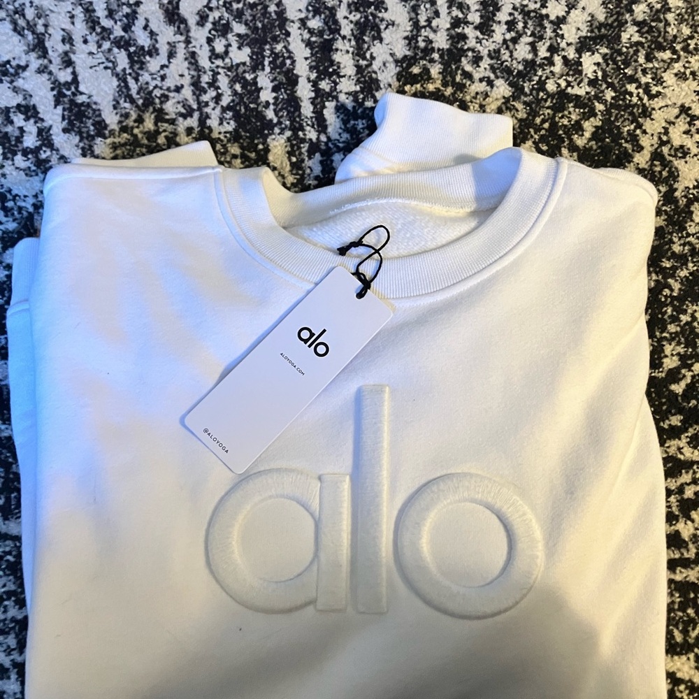 ⚡️NWT New Alo Yoga Renown emblem crew neck pullover white sweatshirt top L SALE